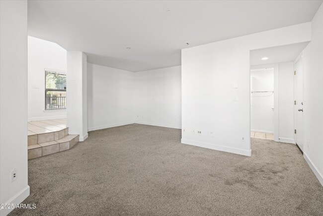 Building Photo - 505 W 6th St