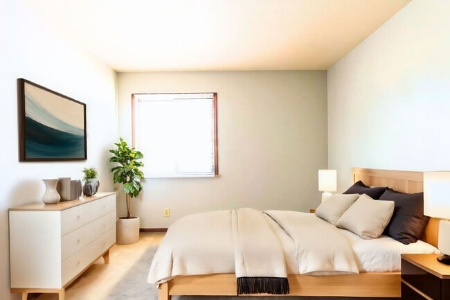 Building Photo - Spacious Living Room