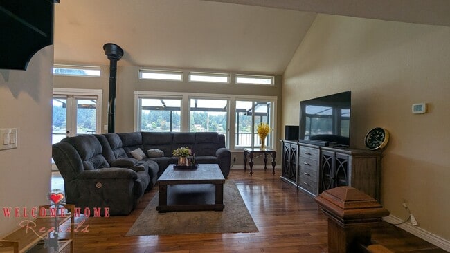 Building Photo - Huge waterfront home, fully furnished, boa...