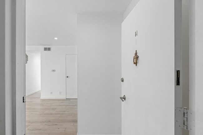 Building Photo - Modern 1BR/1BA Penthouse in Pacific Height...