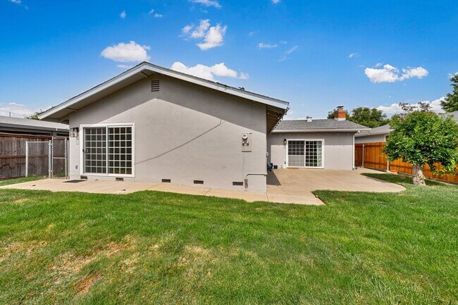 Building Photo - Charmingly Remodeled 3 Bed, 2 Bath Home Ne...