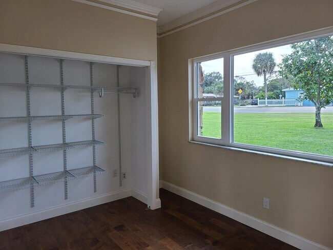 Building Photo - 2557 Pineapple Ave