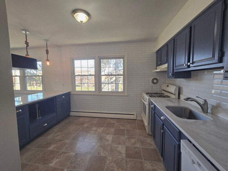 Kitchen - 364 Westwood Ave