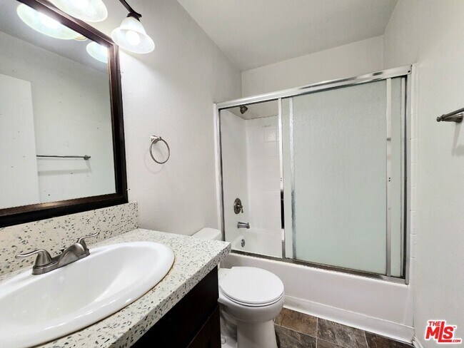 Building Photo - 639 Alexandria Ave