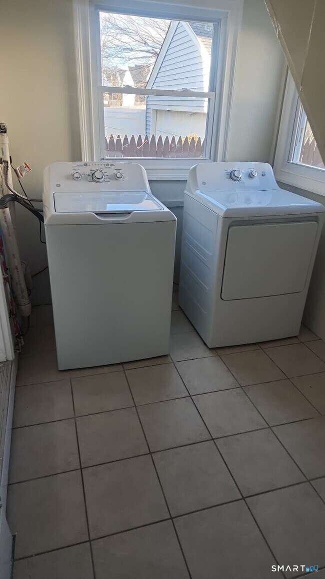 Building Photo - 60 Lincoln Ave