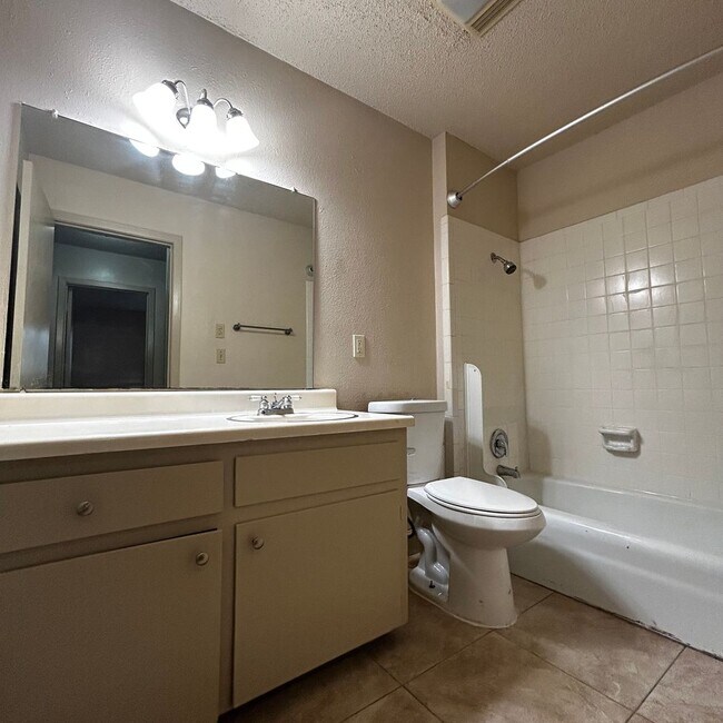 Building Photo - 7204 Creekside Dr