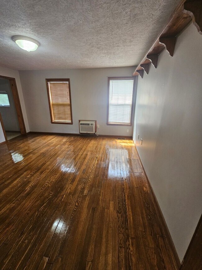 Building Photo - 3 bedroom | 1 Bathroom Home | Pets Welcome!