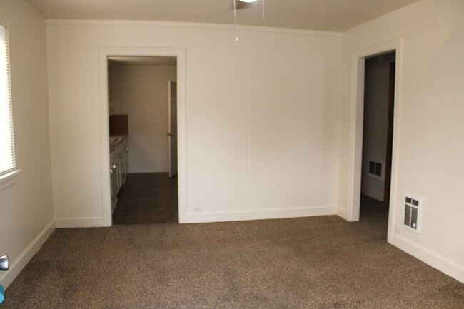 Building Photo - 2 Bedroom House