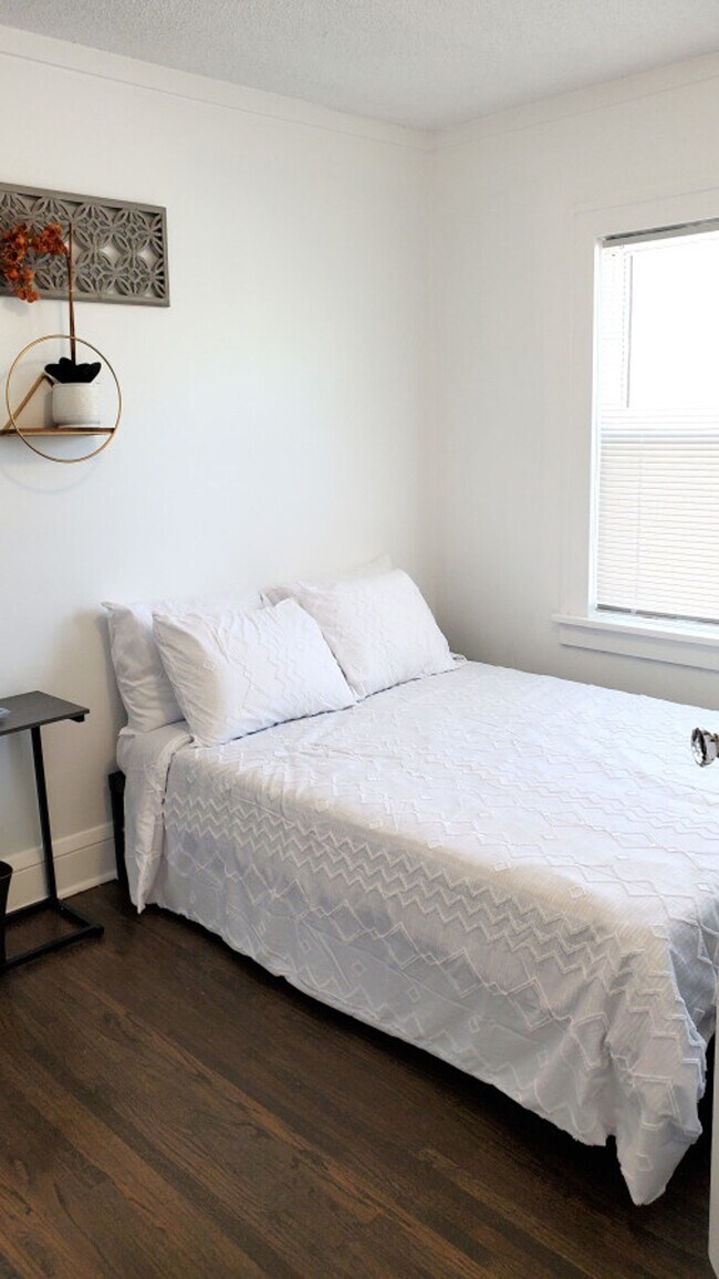 Building Photo - 1916 N Oliver Ave