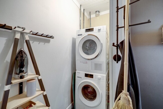 Building Photo - 610 Oakley St