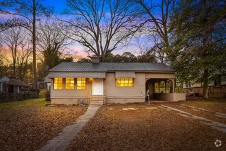 Building Photo - Beautifully Renovated 3 Bedroom 2 Bath Hom...