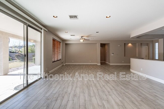 Building Photo - 2741 E Yellowstone Pl