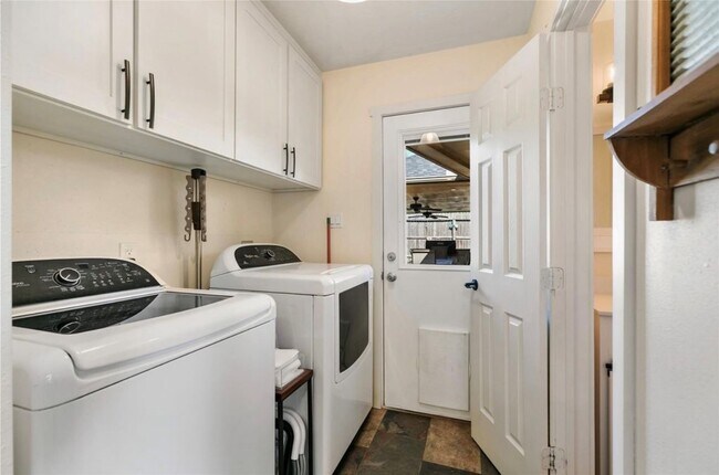 Building Photo - 2206 Hickory Lawn Dr