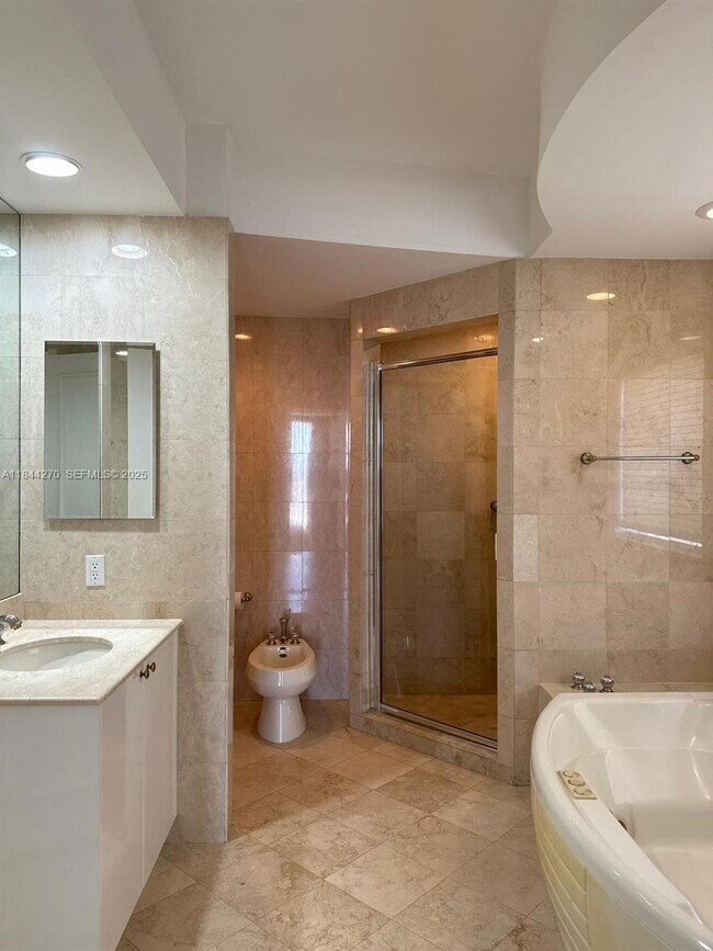 Building Photo - 785 Crandon Blvd