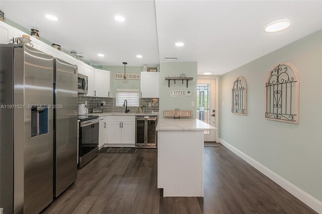 Building Photo - 9811 N Hollybrook Lake Dr