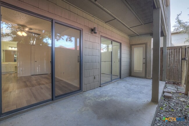 Building Photo - 1202 Thorpe Ln