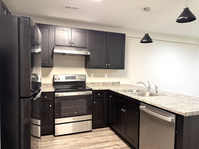 Building Photo - "Charming 2-Bed, 2-Bath Duplex Retreat in New Market's Idyllic Setting!"