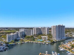 Building Photo - 2500 Parkview Dr