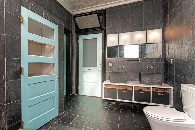 Building Photo - 114 Main St