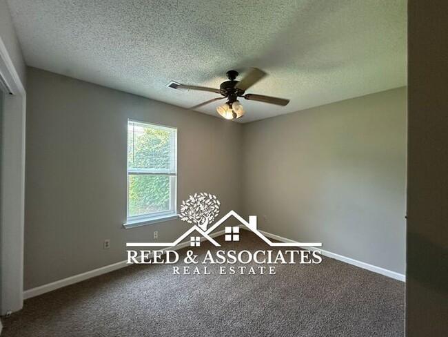 Building Photo - Olive Branch Home Located in Quiet Cove!