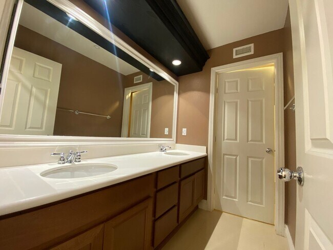 Building Photo - 2 story 4 Bedroom Home located in Amber Woods Community