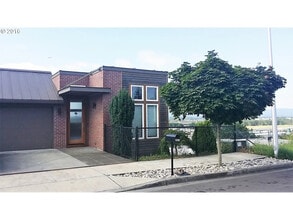 Building Photo - 2621 E 6th St