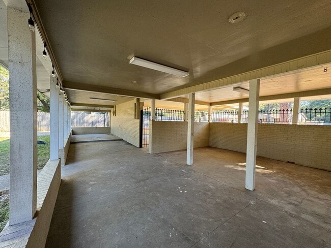 Building Photo - Large lot in Southern Hills....