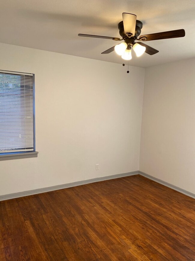 Building Photo - Sunset Acres Beauty