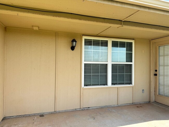 Building Photo - Beautiful home located in the Waterstone area! NO PETS!