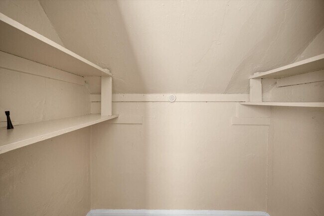 Building Photo - Spacious 4BR/2BA Home with Hardwood Floors Throughout!