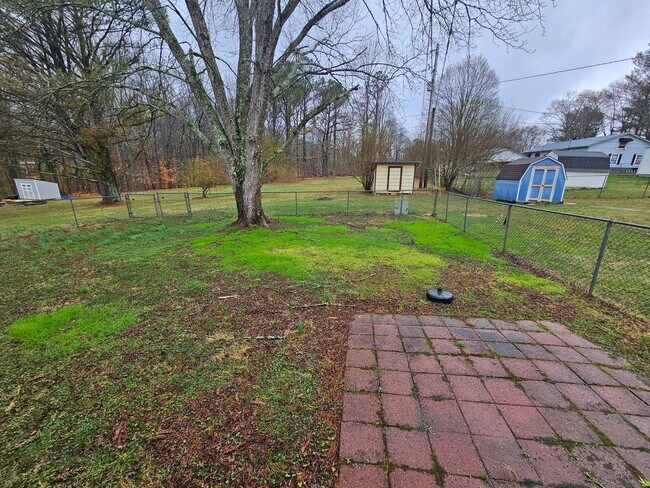 Building Photo - Beautiful 3 Bedroom Ranch in Central Manchester