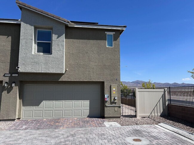 Building Photo - Modern home with stunning mountain views.