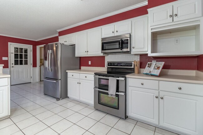 Building Photo - Beautiful 4 Bedroom, 2 Bath home with Large Yard