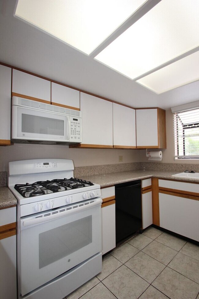 Building Photo - Lovely 2 Bed 2 Bath Downstairs Condo in Gr...