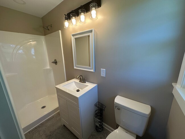 Building Photo - Newly Renovated Home in Shelbyville - 30 m...