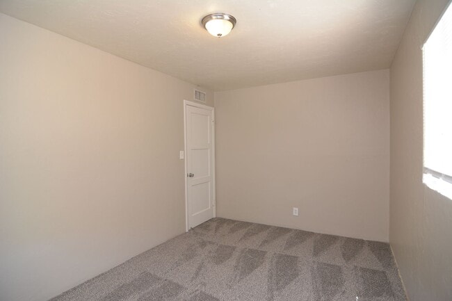 Building Photo - Charming Remodeled 2 Bedroom 1 Bath Home! ...