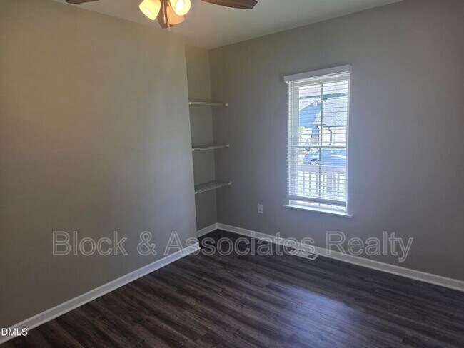 Building Photo - 533 E Nelson Ave