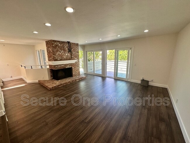 Building Photo - 4671 Club View Dr