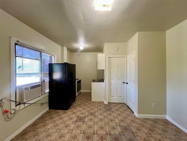 Building Photo - 2705 Lorraine St