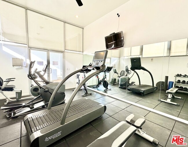 Building Photo - 999 N Doheny Dr