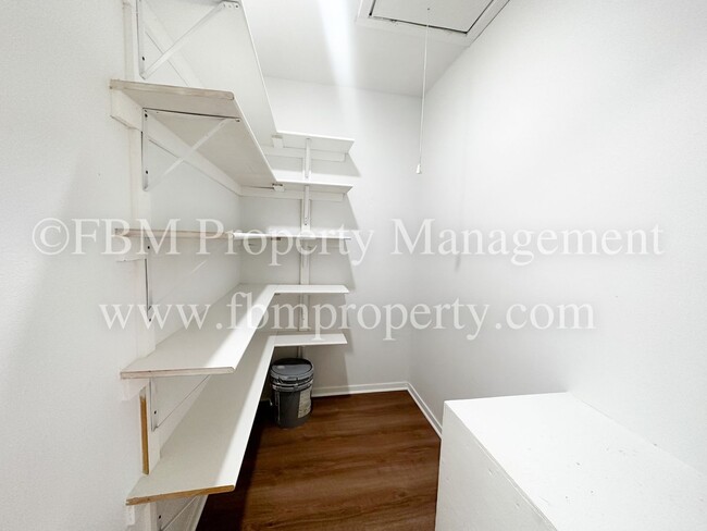 Building Photo - 307 S 9th St