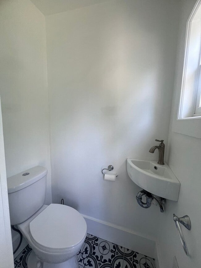 Building Photo - Spacious 2 bedroom Duplex with a bonus room!