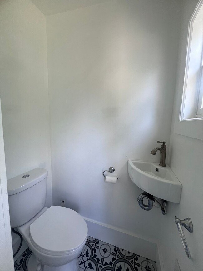Building Photo - Updated 3-Bedroom Home in the Midtown Area – Heat & Water Included!