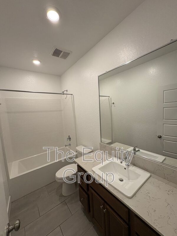 Building Photo - 217 E Tyler Ct