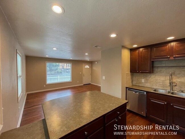 Building Photo - 555 E 18th Ave