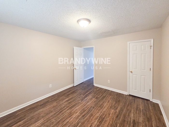 Building Photo - 6747 Saganaw Dr