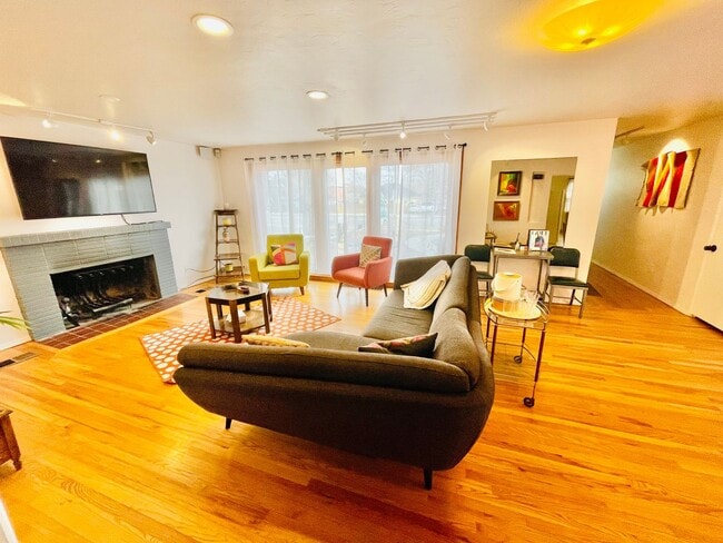 Building Photo - Large Midtown home in the center of it all
