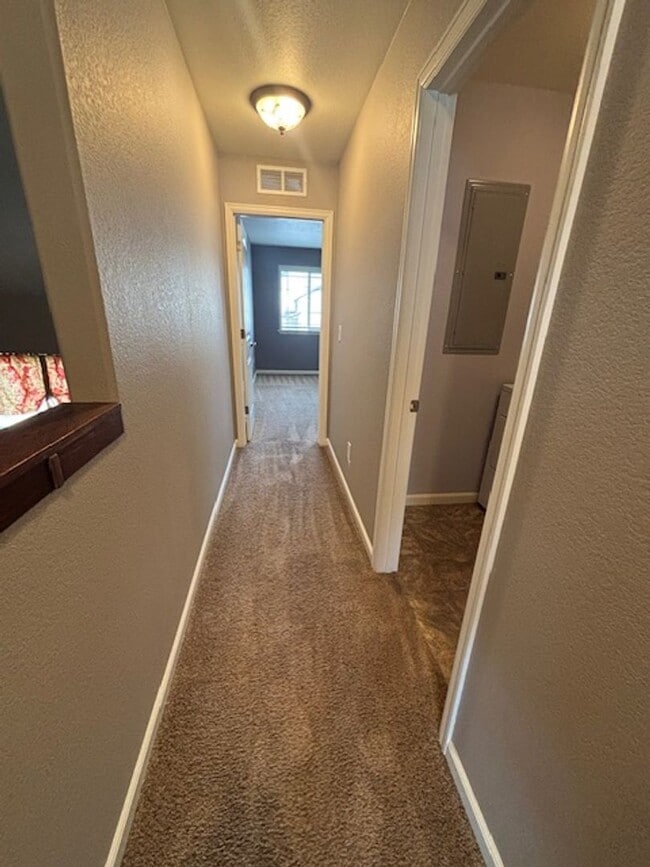 Building Photo - 4 Bedroom 3.5 Bath Townhome in Saddle Ridg...