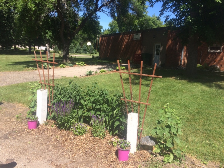 Building Photo - 208 Center St