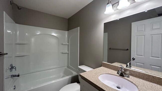 Building Photo - 4 Bedroom Townhome